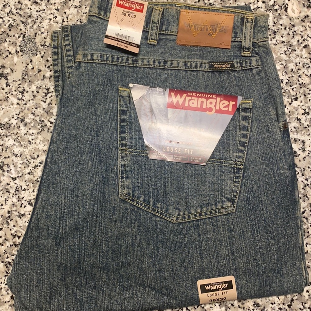 Nwt never worn! Wrangler loose fit jeans 36x32